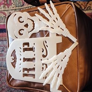 HALLOWEEN 🎃 👻 PLASTIC GLOW IN THE  DARK DECORATIVE ITEMS